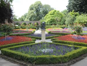 Explore - Holland Park gardens
